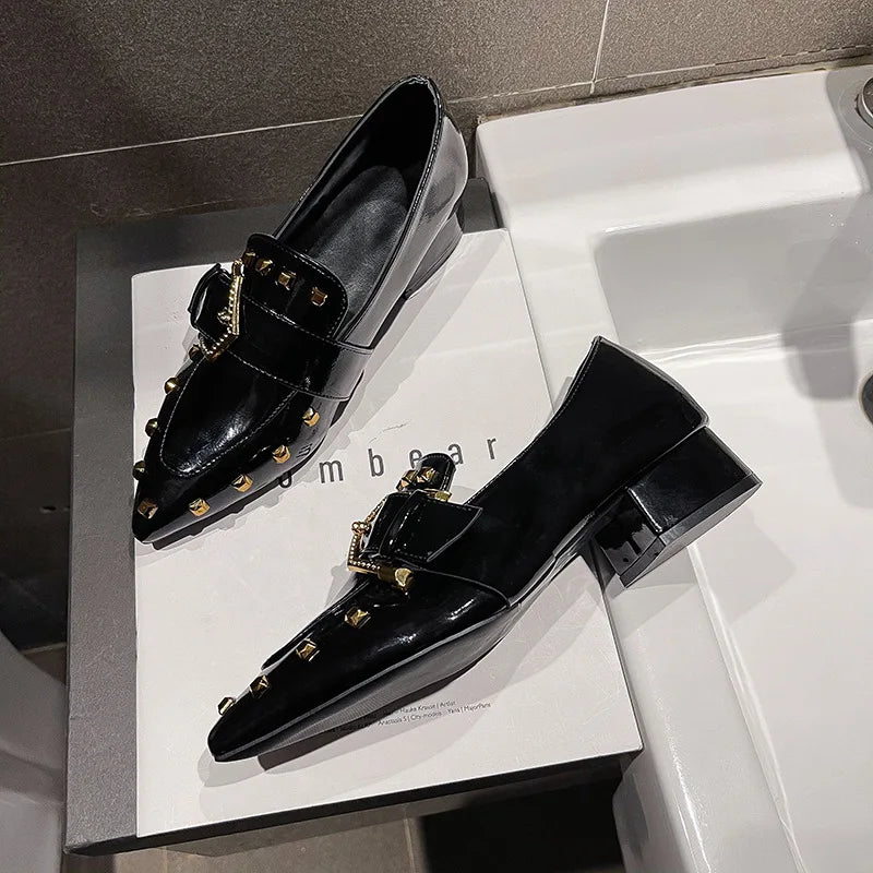 Dámske jarné 2024 Nové nity Dámske špicaté topánky na hrubých podpätkoch Módny britský štýl Loafer Ženy Slip on Shoes Zapatillas Mujer