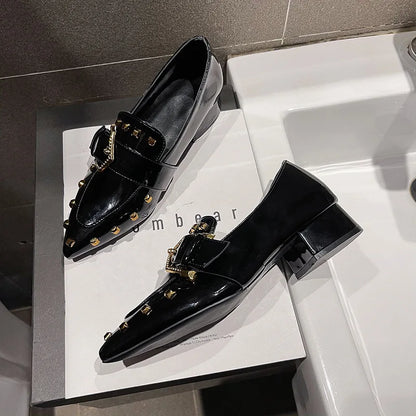 Dámske jarné 2024 Nové nity Dámske špicaté topánky na hrubých podpätkoch Módny britský štýl Loafer Ženy Slip on Shoes Zapatillas Mujer