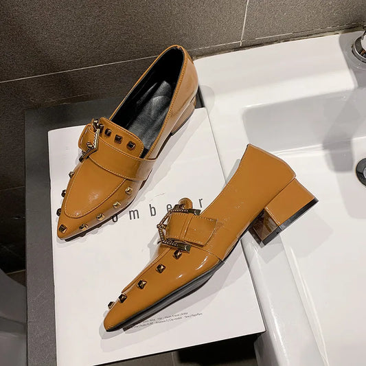 Dámske jarné 2024 Nové nity Dámske špicaté topánky na hrubých podpätkoch Módny britský štýl Loafer Ženy Slip on Shoes Zapatillas Mujer